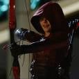 Thea (Willa Holland) surgiu com a roupa do Arsenal em "Arrow"