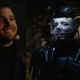 Em "Arrow", Felicity (Emily Bett Rickards) salvou Oliver (Stephen Amell) de morrer usando a roupa de Ray Palmer (Brandon Routh)