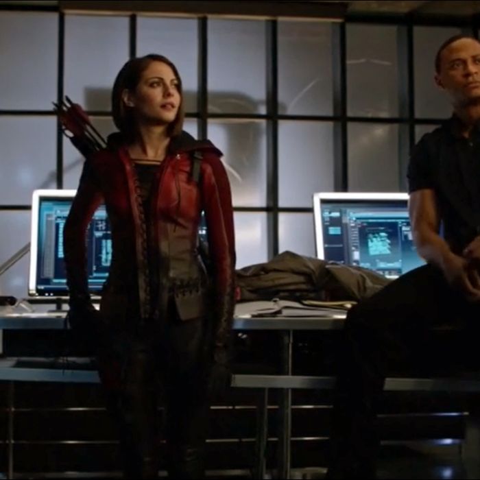 Em &quot;Arrow&quot;, o Team Arrow ficou reduzido a três depois que Felicity (Emily Bett Rickards) e Oliver (Stephen Amell) foram embora