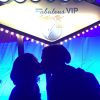 Sophia Abrahão e Sérgio Malheiros, que se conheceram em "Alto Astral", dão selinho em Rock in Rio USA