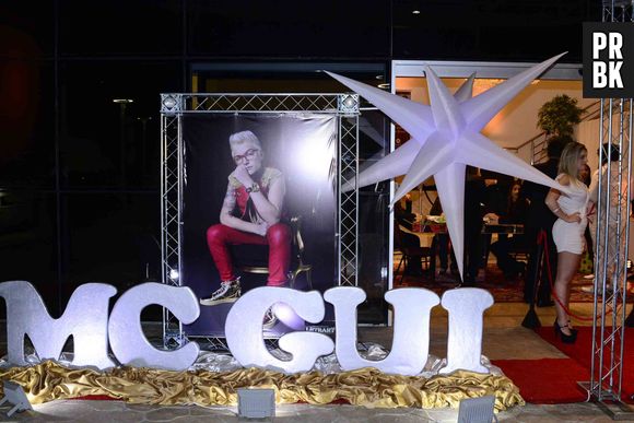 A festa de MC Gui tinha fotos do cantor espalhadas pelo ambiente!