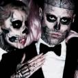  Lady Gaga e Rick Genest, o Zombie Boy, no clipe de "Born This Way", provando que o importante &eacute; se sentir bem consigo mesmo! 