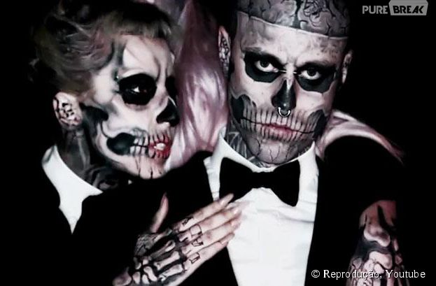 Lady Gaga e Rick Genest, o Zombie Boy, no clipe de "Born This Way", provando que o importante &eacute; se sentir bem consigo mesmo!