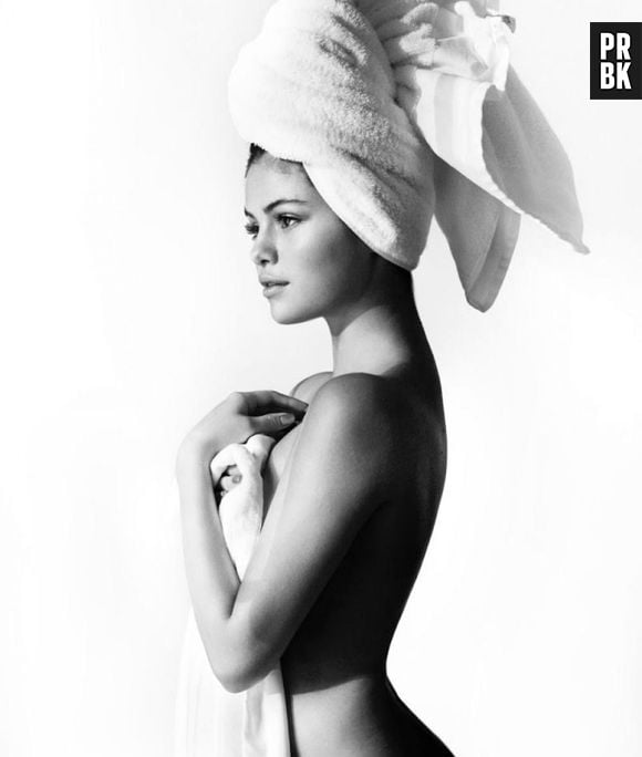 Selena Gomez posa nua, apenas com uma toalha na cabeça, para o fotógrafo Mario Testino