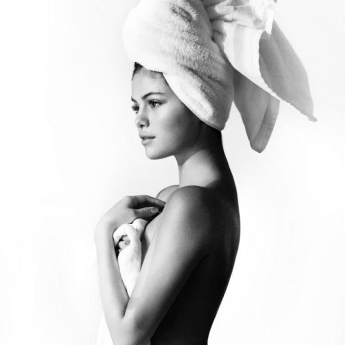  Selena Gomez posa nua, apenas com uma toalha na cabeça, para o fotógrafo Mario Testino 