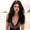 Selena Gomez aparece com vestido sensual e decote ousado