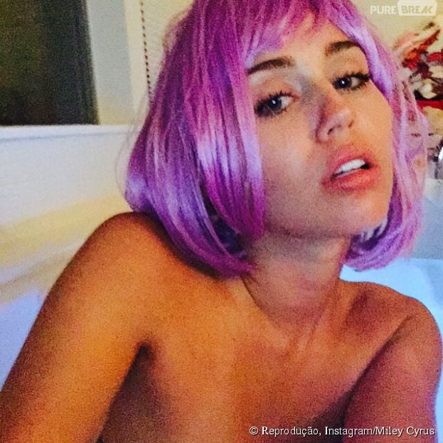 Miley Cyrus posa sensual de peruca roxa e sem camisa