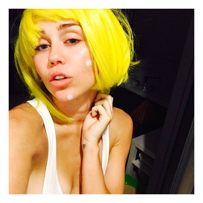  Pol&amp;ecirc;mica: Miley Cyrus exibe foto sensual no Instagram 