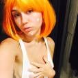  De peruca laranja, Miley Cyrus mostra mamilo em foto do Instagram 