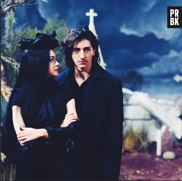 Ao desenterrar o corpo de Malvina (Marina Ruy Barbosa), Gabriel (Johnny Massaro) se assusta em "Amorteamo"