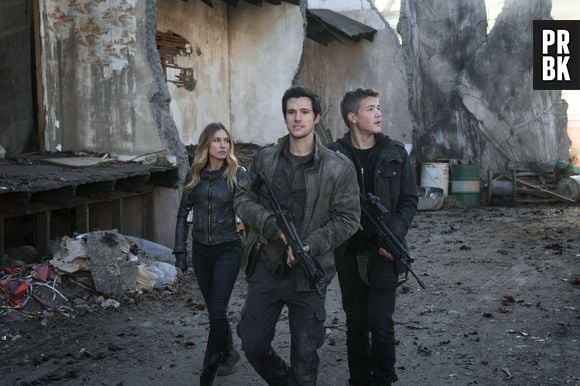 Hal (Drew Roy) e Ben (Connor Jessup) estão defendendo seu povo em "Falling Skies"