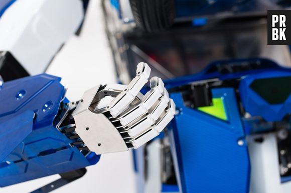 O J-Deite, robô inspirado em "Transformers", leva 10 segundos para se transformar