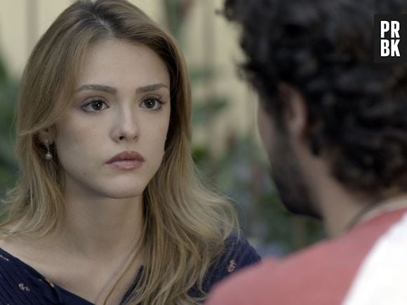 Júlia (Isabelle Drummond) não quer ouvir o que Pedro (Jayme Matarazzo) tem a dizer em "Sete Vidas"