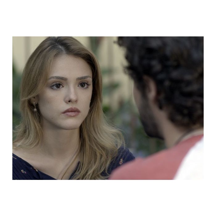 Júlia (Isabelle Drummond) não quer ouvir o que Pedro (Jayme Matarazzo) tem a dizer em &quot;Sete Vidas&quot;
