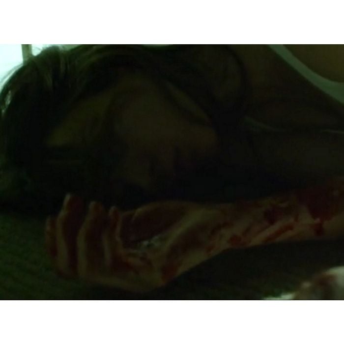 Enquanto estavam sequestradas, Spencer (Troian Bellisario) acordou em seu quarto cheia de sangue em &quot;Pretty Little Liars&quot;
