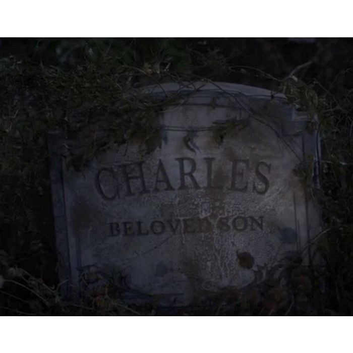 Em &quot;Pretty Little Liars&quot;, Alison (Sasha Pieterse) e Jason (Drew Van Acker) acreditam que Charles está morto depois de achar a sua lápide