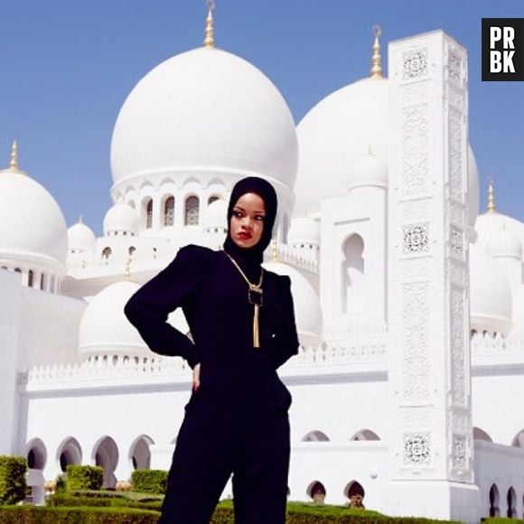 Durante sua turnê "Diamonds World Tour", Rihanna passou por Abu Dhabi, nos Emirados Árabes. Um país com cultura totalmente diferente da do Brasil e com paisagens e monumentos exuberantes