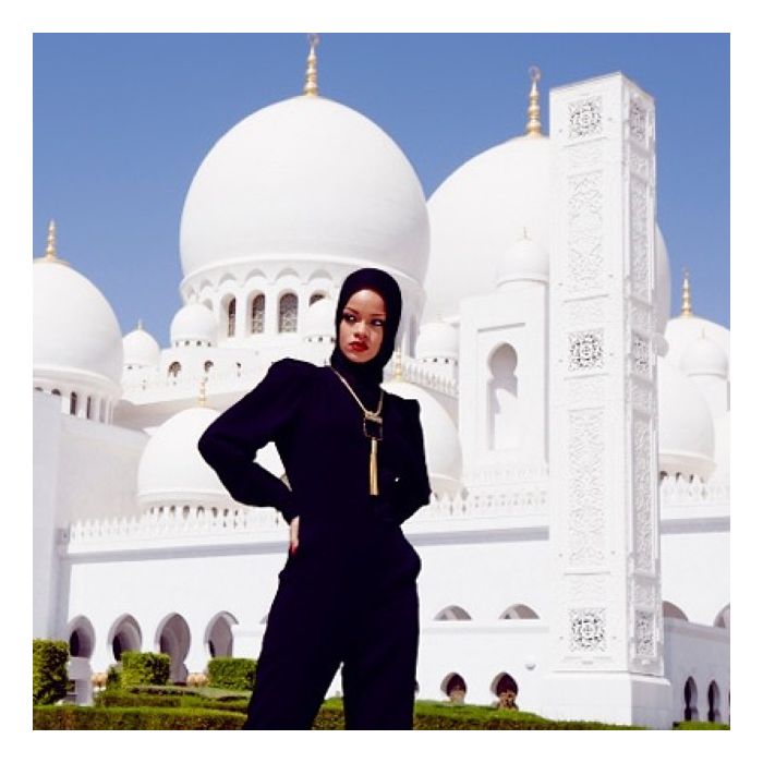 Durante sua turnê &quot;Diamonds World Tour&quot;, Rihanna passou por Abu Dhabi, nos Emirados Árabes. Um país com cultura totalmente diferente da do Brasil e com paisagens e monumentos exuberantes