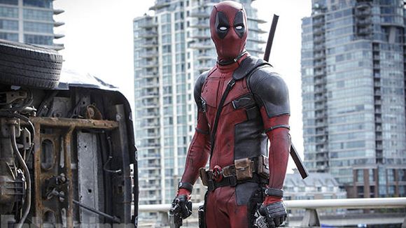 Ryan Reynolds, de "Deadpool", aparece segurando uma arma em nova foto divulgada