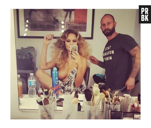 Para provoar o Instagram, a modelo Chrissy Teigen, postou outra foto "nua", porém escondendo os mamilos