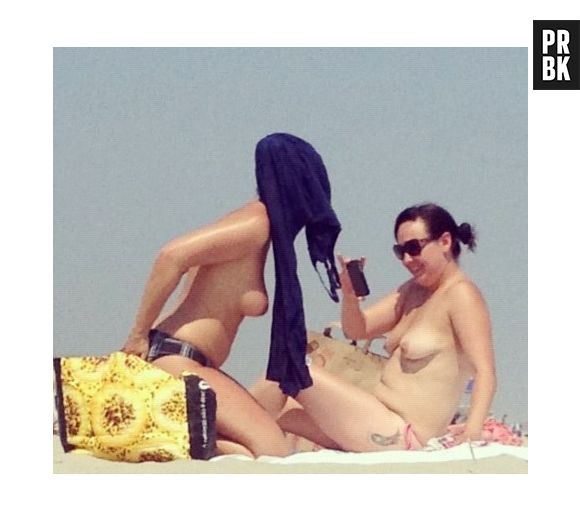 O fotografo Daniel Arnold postou uma foto de duas banhistas e foi censurado pelo Instagram