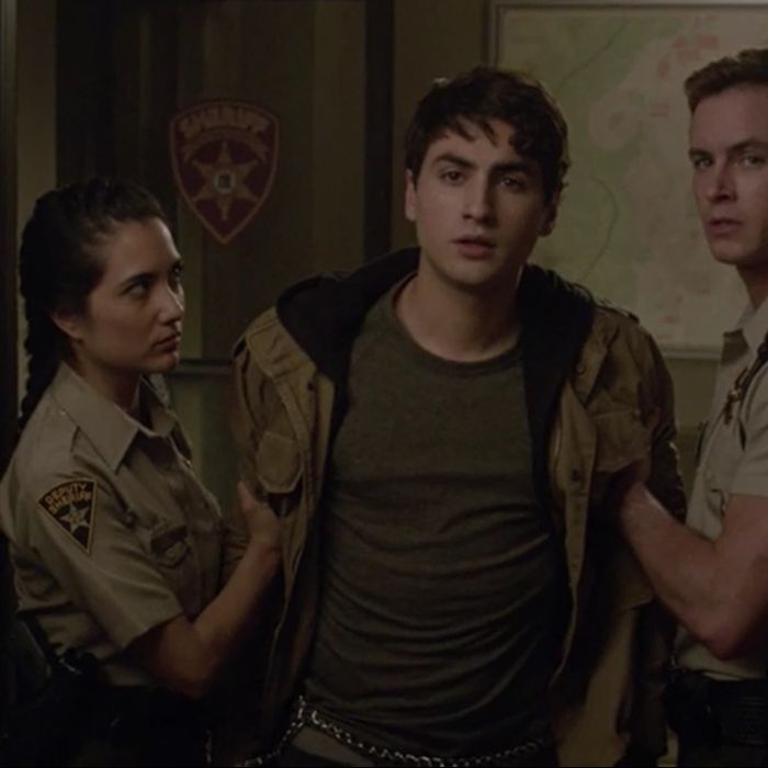 Donovan (Ashton Moio) ameaça o Xerife Stilinski (Linden Ashby) em &quot;Teen Wolf&quot;
