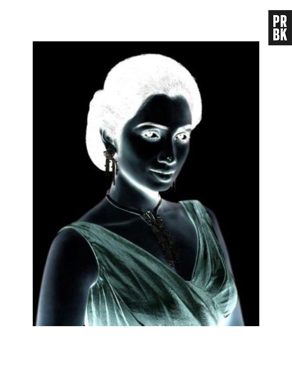 Observe por 30 segundos o nariz da mulher e depois olhe para um ponto de luz