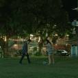  Ben (Maur&iacute;cio Destri) e Mari (Bruna Marquezine) jogam bola juntos em "I Love Parais&oacute;polis" 
