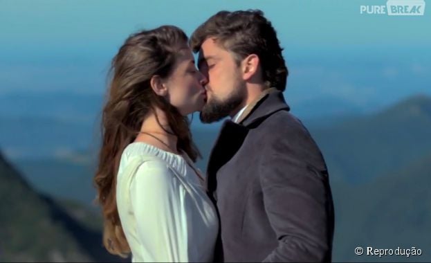 Em "Além do Tempo", Felipe (Rafael Cardoso) e Lívia (Alinne Moraes) se beijam na primeira semana!