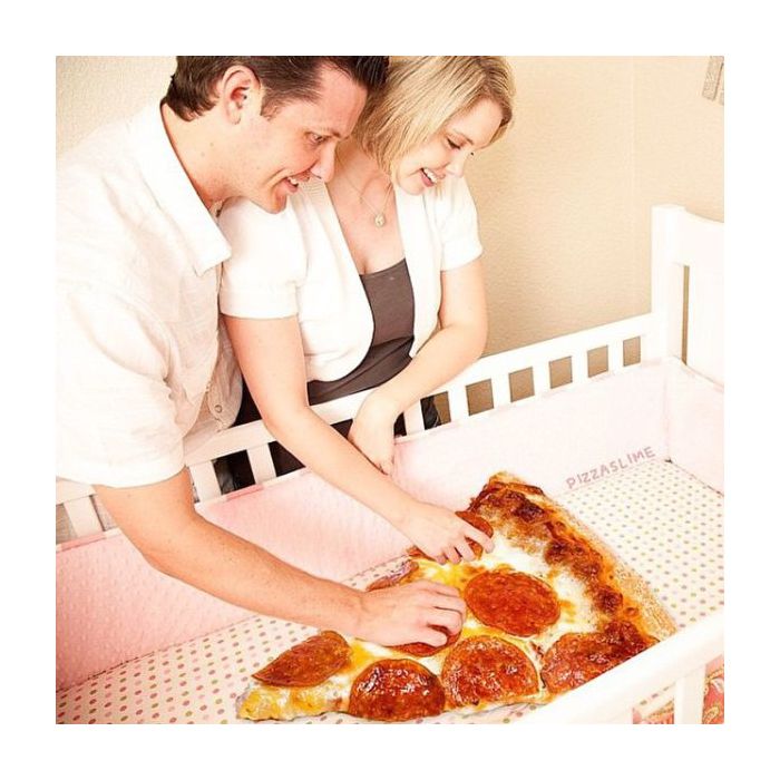Esses pais estão apaixonados pelo seu bebê pizza