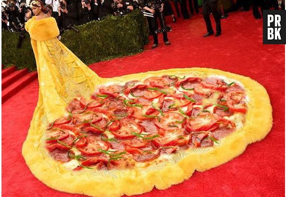 Rihanna virou uma pizza gigante no baile MET Gala
