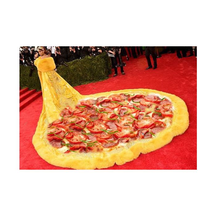 Rihanna virou uma pizza gigante no baile MET Gala