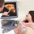 Essa mamãe tá vendo sua pizza pelo ultrassom e até se emocionou!