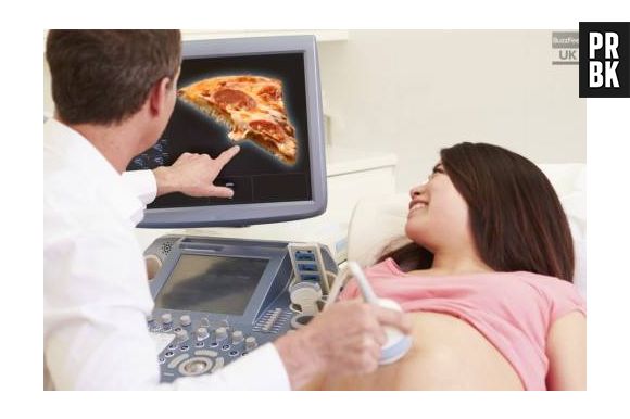 Essa mamãe tá vendo sua pizza pelo ultrassom e até se emocionou!
