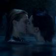 Amy (Rita Volk) e Karma (Katie Stevens) vão se beijar outra vez em "Faking It"