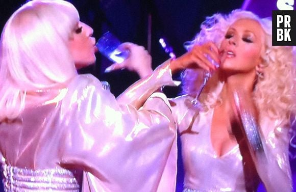 Christina Aguilera e Lady Gaga brindam no fim da apresentação da música "Do What U Want", no programa "The Voice Us"