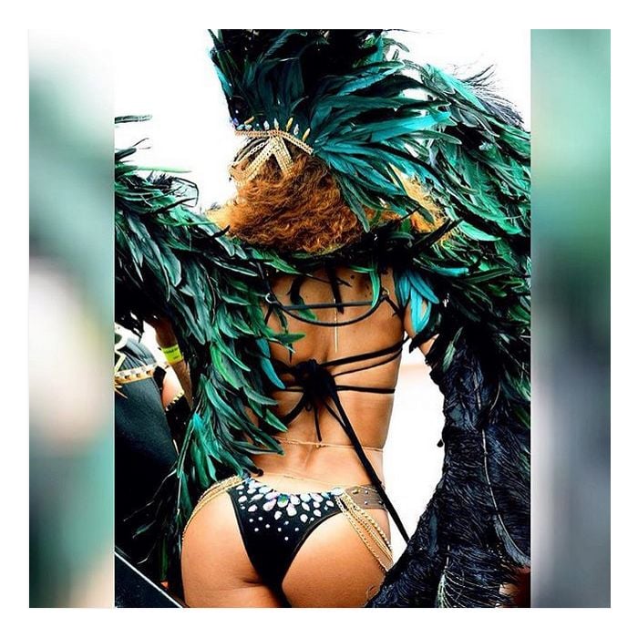 Rihanna Exibiu As Curvas No Carnaval De Barbados Purebreak