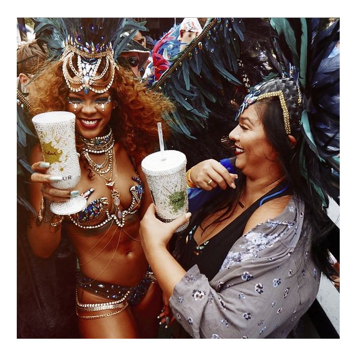  Rihanna aproveitou o Carnaval de Barbados para tomar um bons drinques 