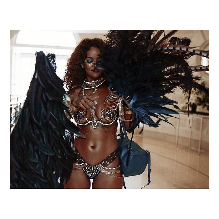  Rihanna mostra sua fantasia de passista para o Carnaval de Barbados 