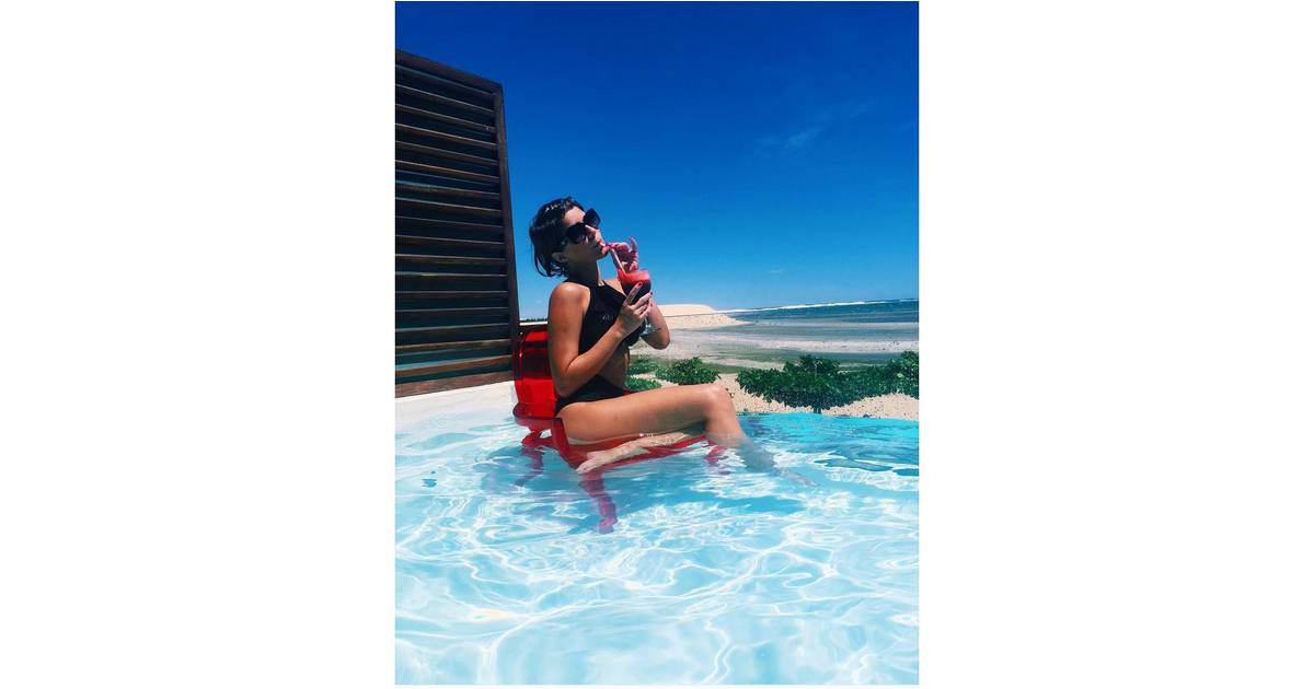 Isabella Santoni Relaxa Na Piscina Durante Ferias Em Fortaleza Purebreak