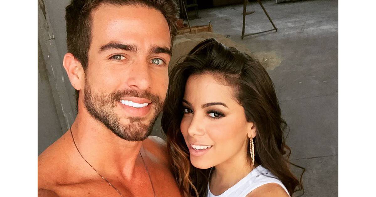 Anitta Posta Foto Com Modelo E Fas Enlouquecem Achando Que Esta Rolando Namoro Purebreak
