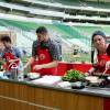 Raul, Fernando e Izabel, do "MasterChef Brasil", formam a equipe vermelha em prova no estádio do Palmeiras
