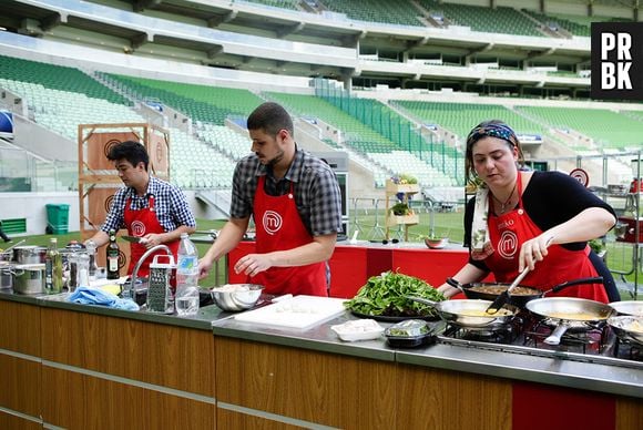Raul, Fernando e Izabel, do "MasterChef Brasil", formam a equipe vermelha em prova no estádio do Palmeiras