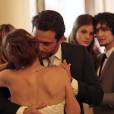  Alex (Rodrigo Lombardi) faz pedido inusitado a Angel (Camila Queiroz) na frente de Carolina (Drica Moraes) em "Verdades Secretas" 
