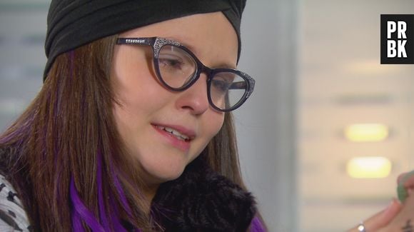 Em "Cúmplices de Um Resgate", Isabela (Larissa Manoela) chora quando se despede do pai