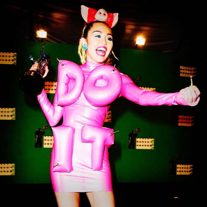  Miley Cyrus gosta de pessoas com a personalidade forte e que acrescentem em algo na sua vida&amp;nbsp; 