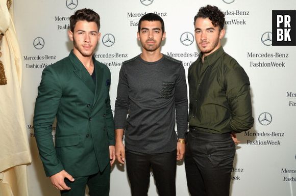 Os Jonas Brothers já ganharam um tubarão morto! Não dá para entender cabeça de fã...