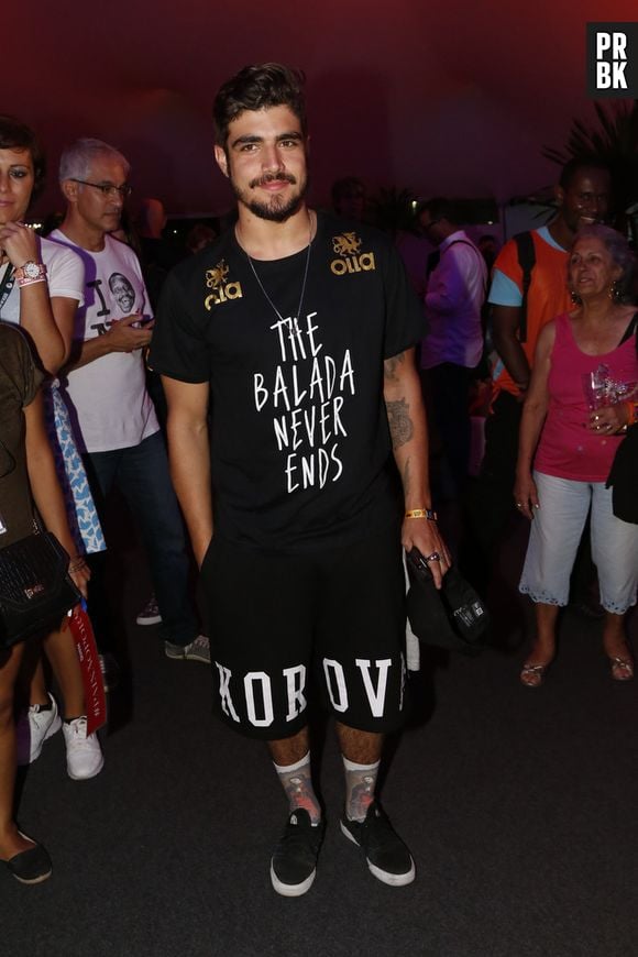 Caio Castro se divertiu na primeira noite do Rock in Rio 2015 e beijou muito!