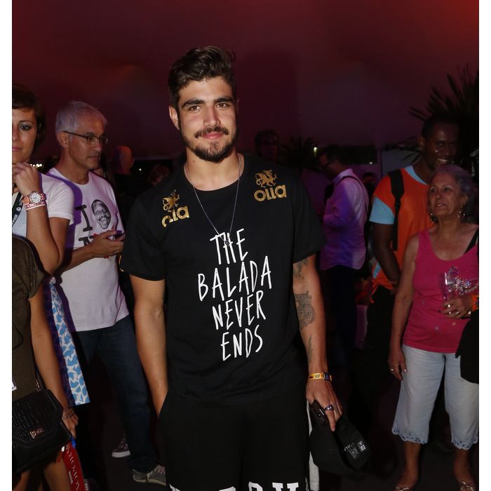 Caio Castro se divertiu na primeira noite do Rock in Rio 2015 e beijou muito!