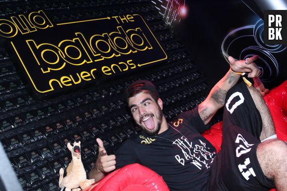 Caio Castro curtiu muito a primeira noite do Rock in Rio 2015 e terminou a noite com muito beijo na boca com morena misteriosa!